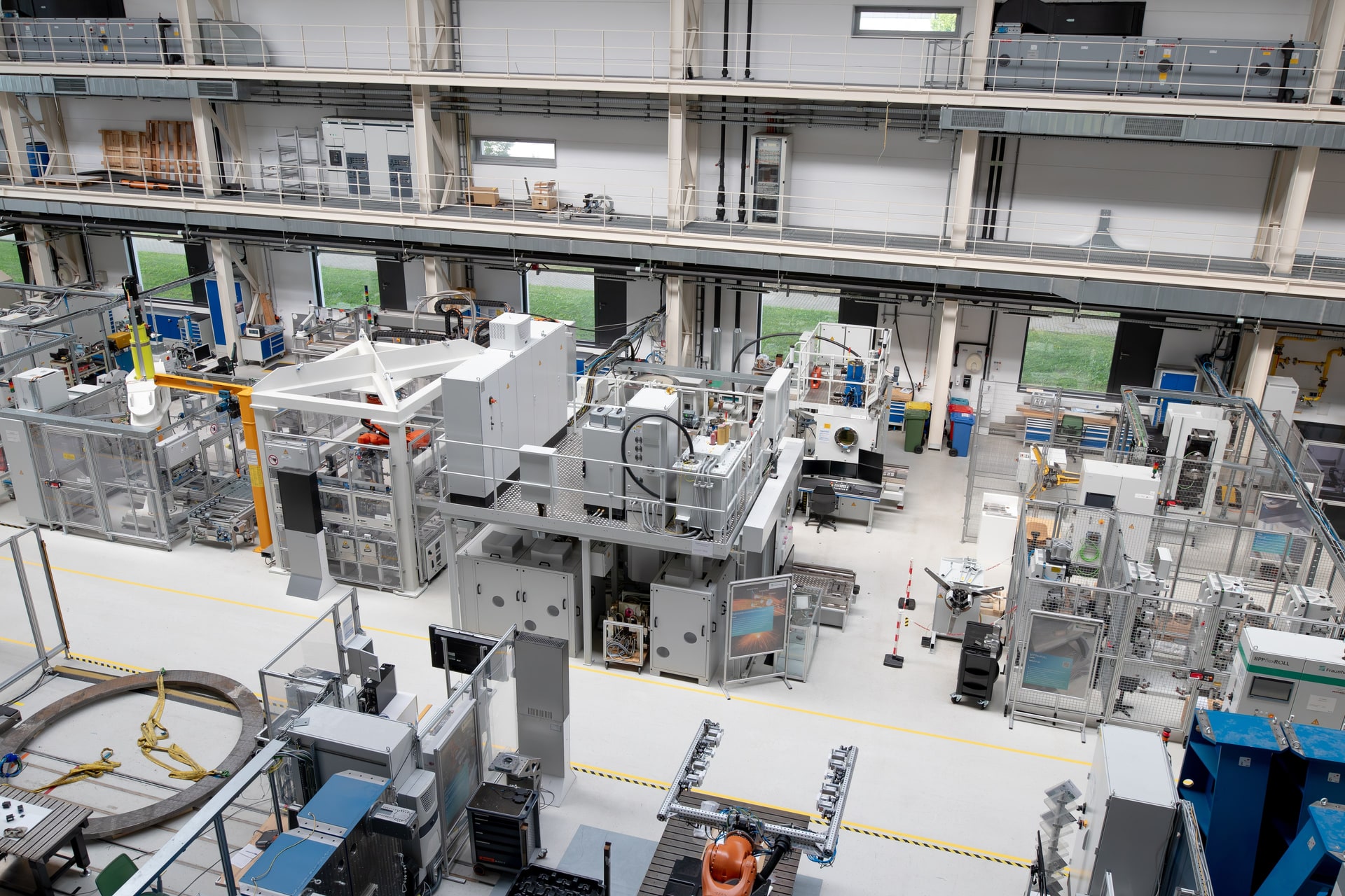 Blick von der Galerie in die Produktionshalle der Referenzfabrik.H₂ mit den Anlagen für die Fertigung von Wasserstoff-Systemen