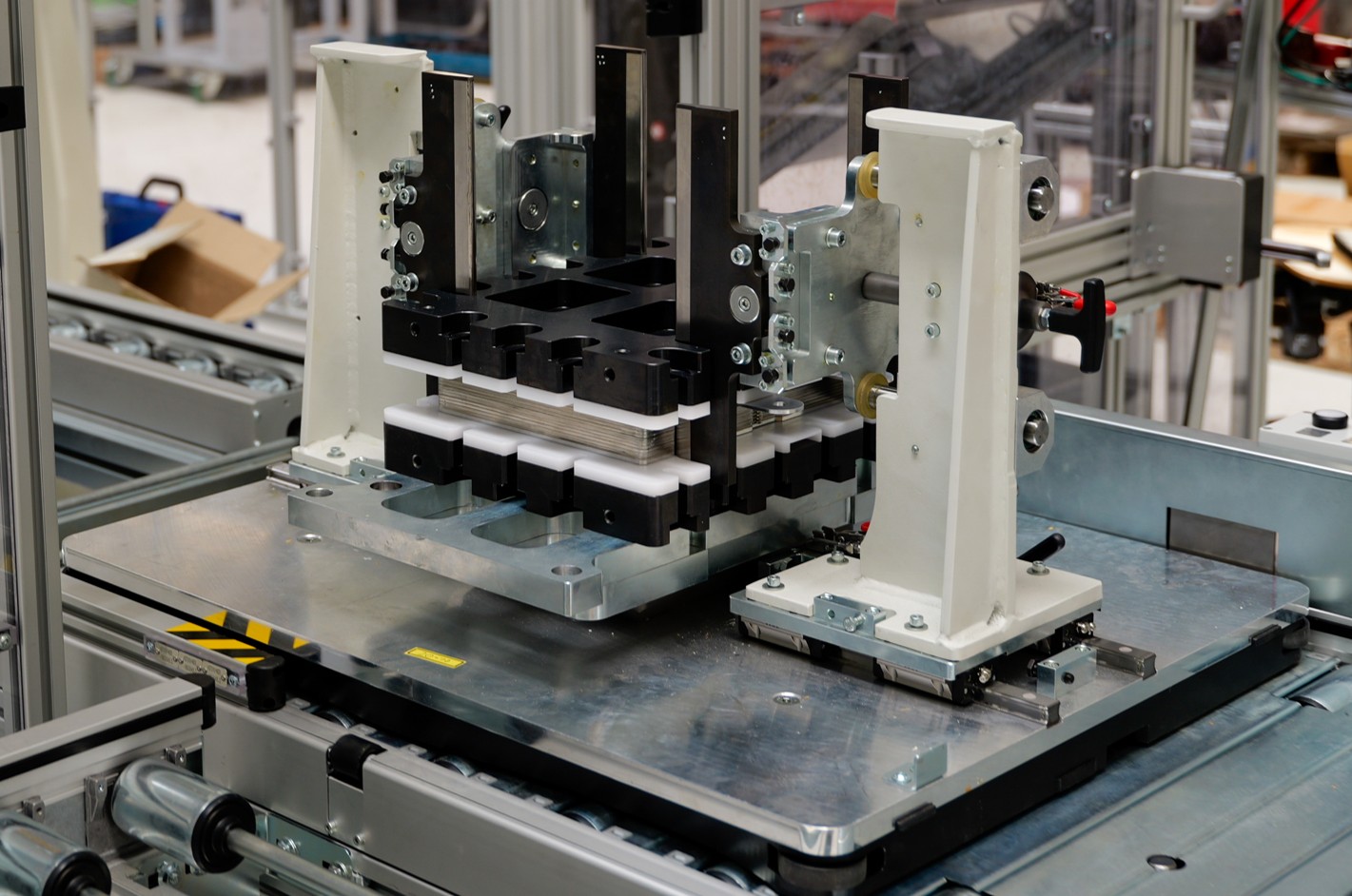 Placing the upper end plates (manual)
