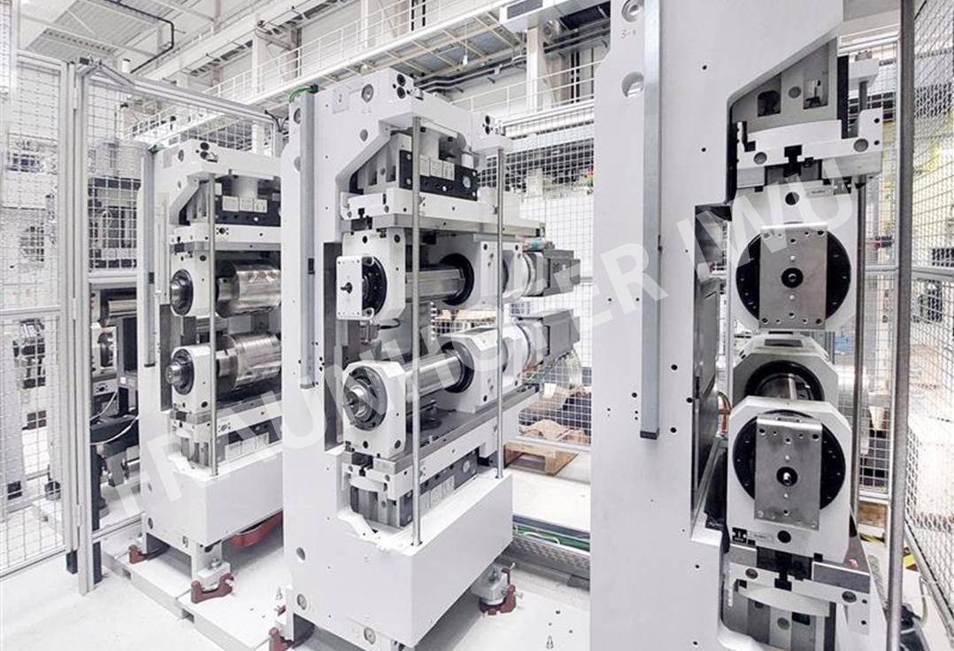 BPPflexROLL — the roll stand guides the metal strip through several forming stages.